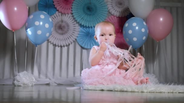 Menina bonita sorrindo. Balões. Grande número dois — Vídeo de Stock