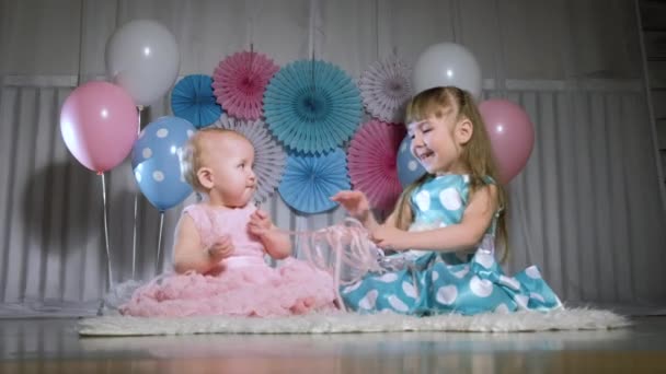 Two little girls play — Stock Video