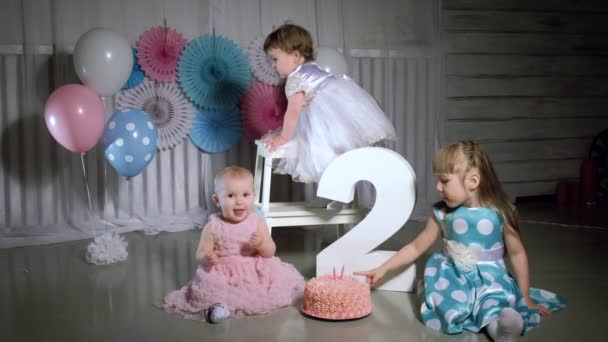 Crianças comendo bolo de aniversário — Vídeo de Stock