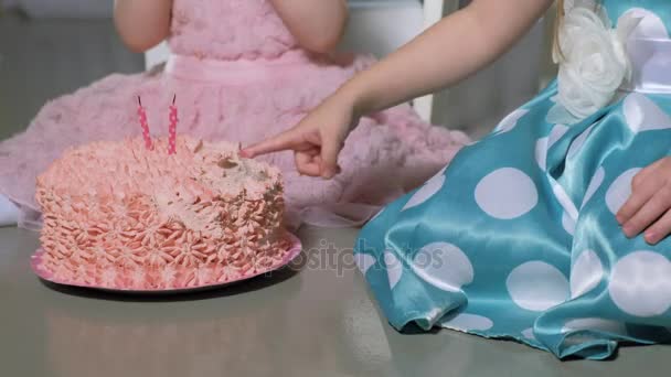 Crianças comendo bolo de aniversário — Vídeo de Stock