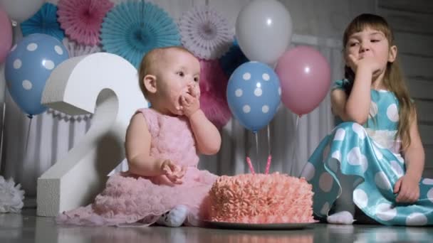 Kids eating birthday cake — Stock Video