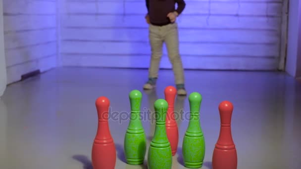 Bambina che gioca a bowling — Video Stock
