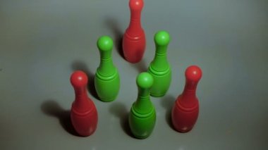 Bowling oynarken küçük kız