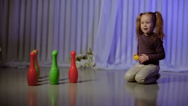 Niña jugando bolos — Vídeos de Stock