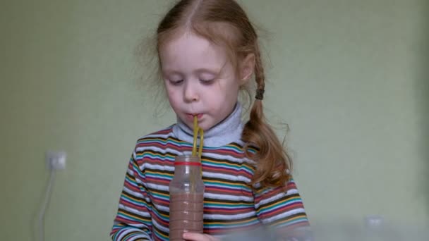 Lány ital koktél szalma — Stock videók