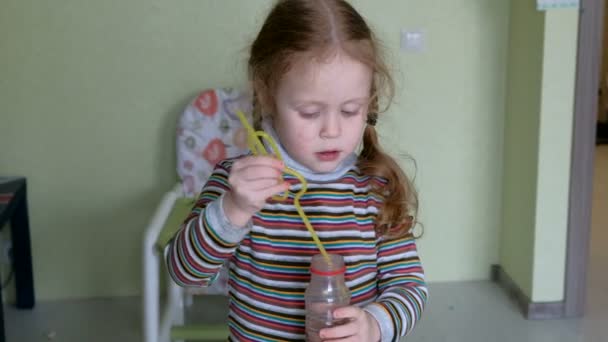 Девушка пьет соломинку — стоковое видео