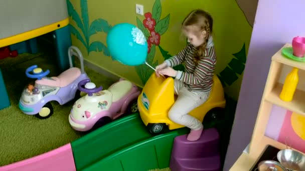 Linda niña divirtiéndose en un parque infantil — Vídeo de stock