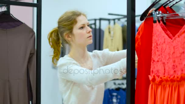 Personas y moda, retrato de la joven feliz sonriendo y probando vestido en la tienda de ropa — Vídeos de Stock