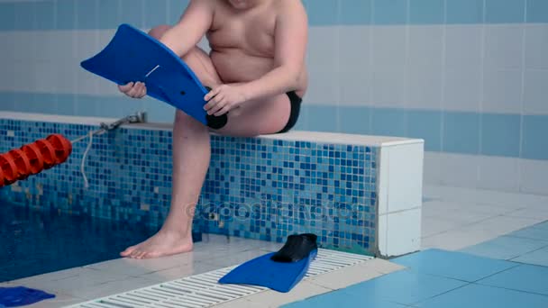 O menino está se preparando para nadar na piscina — Vídeo de Stock