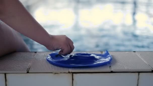 El chico se prepara para nadar en la piscina. — Vídeos de Stock