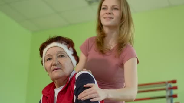 快乐的老年妇人有健身锻炼 4 k — 图库视频影像
