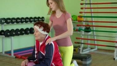 Neşeli yaşlı kadın fitness egzersiz 4 k sahip
