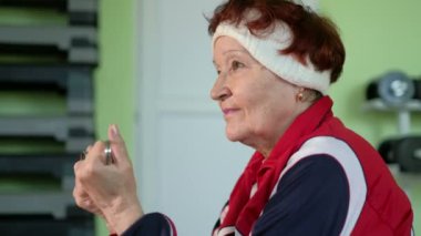 Neşeli yaşlı kadın fitness egzersiz 4 k sahip