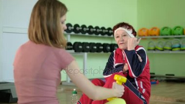 Neşeli yaşlı kadın fitness egzersiz 4 k sahip