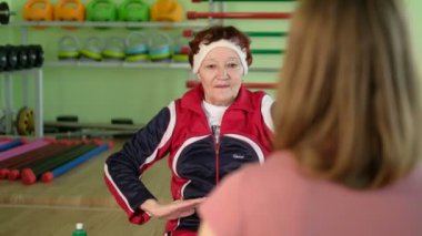 Neşeli yaşlı kadın fitness egzersiz 4 k sahip