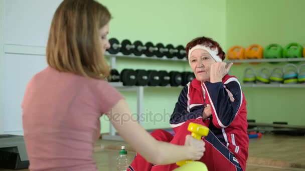 Alegre anciana teniendo un entrenamiento de fitness 4k — Vídeos de Stock