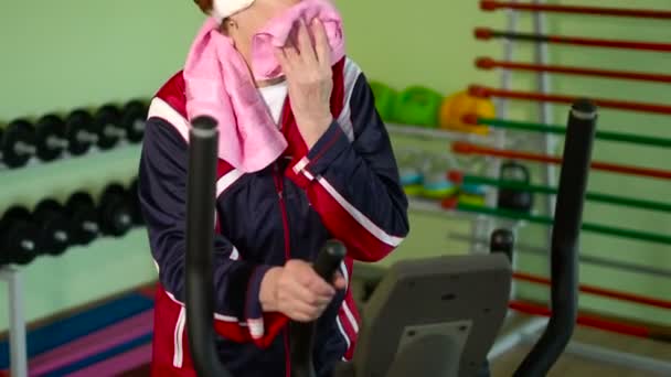 Vrolijke oudere vrouw met een fitnesstraining 4k — Stockvideo