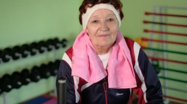 Neşeli yaşlı kadın fitness egzersiz 4 k sahip