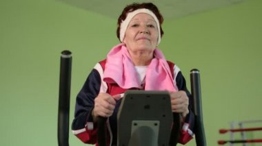 Neşeli yaşlı kadın fitness egzersiz 4 k sahip
