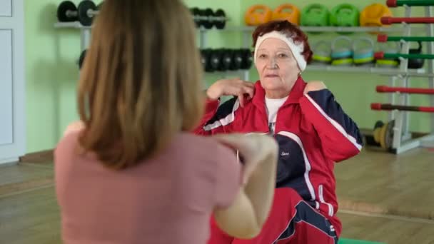 Vrolijke oudere vrouw met een fitnesstraining 4k — Stockvideo