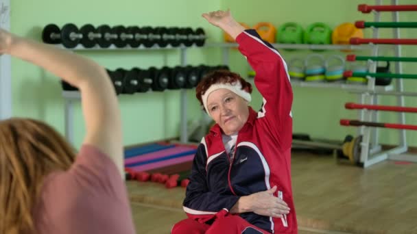 Радостная пожилая женщина, занимающаяся фитнесом 4k — стоковое видео