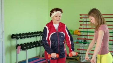 Neşeli yaşlı kadın fitness egzersiz 4 k sahip