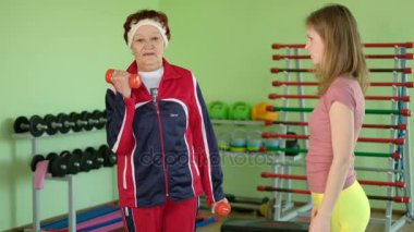 Neşeli yaşlı kadın fitness egzersiz 4 k sahip