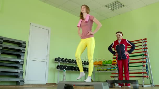 Mulher idosa alegre ter um treino de fitness 4k — Vídeo de Stock