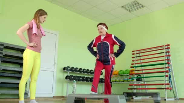 Radostné starší žena s fitness cvičení 4k — Stock video