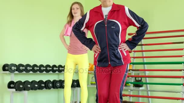 Joyful äldre kvinna ha fitness utbildning dricksvatten 4k — Stockvideo