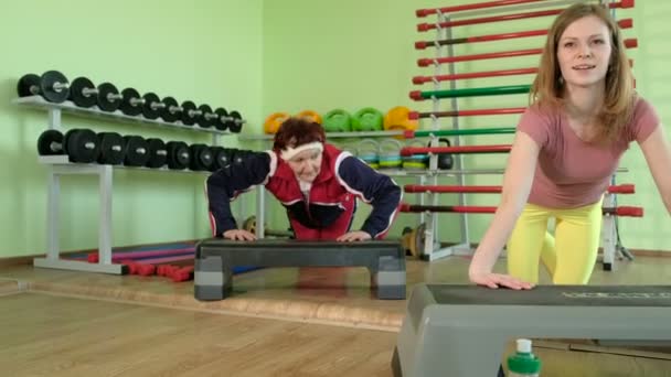 Radosny starszą kobietę po treningu fitness 4k — Wideo stockowe