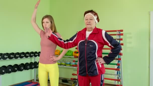 Alegre anciana teniendo un entrenamiento de fitness 4k — Vídeo de stock
