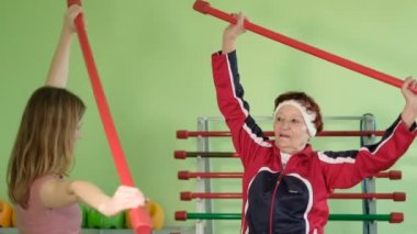 Neşeli yaşlı kadın fitness egzersiz 4 k sahip