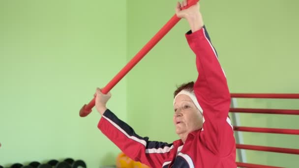 Χαρούμενη ηλικιωμένη γυναίκα έχοντας ένα γυμναστήριο προπόνηση 4k — Αρχείο Βίντεο