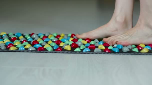 Caminando descalzo-pie en textura piedra superficie imitación 4k — Vídeos de Stock