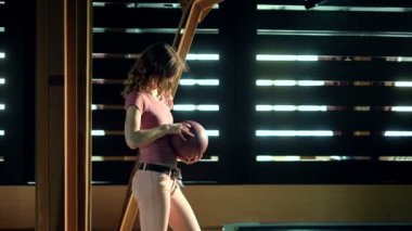 Genç kadın bir bowling club yavaş hareket topu atıyor