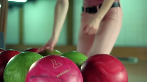 Mladá žena je házení míče v bowling Clubu Zpomalený pohyb