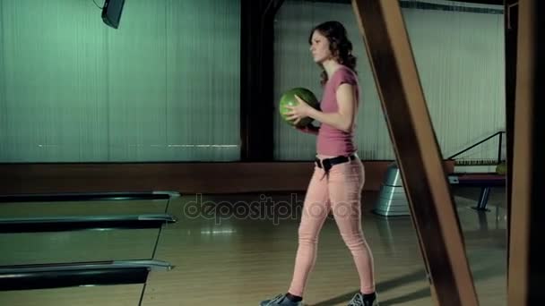 Jeune femme lance la balle dans un club de bowling Slow motion — Video