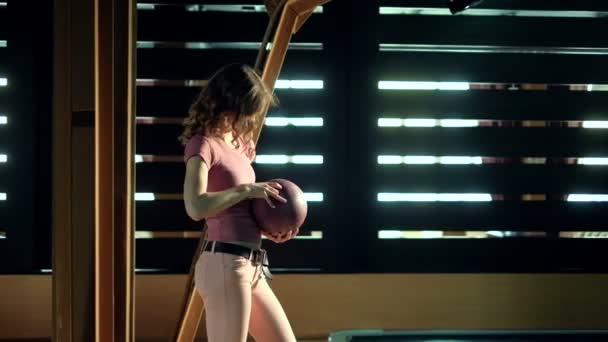 O tânără aruncă mingea într-un club de bowling Slow motion — Videoclip de stoc