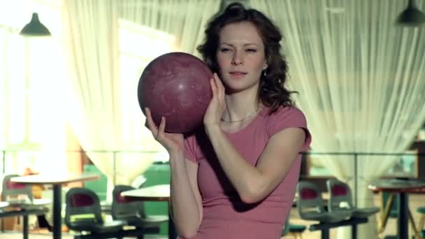 若い女性は、ボーリング クラブ スローモーションでボールを投げています。 — ストック動画