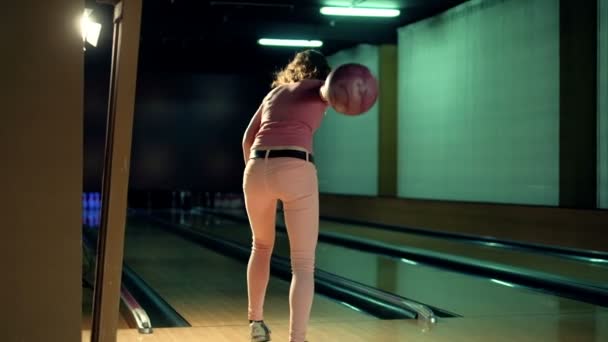 Junge Frau wirft Ball in Zeitlupe in Kegelclub — Stockvideo
