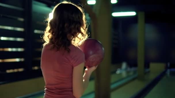 Ung kvinna kastar bollen i en bowling klubb Slow motion — Stockvideo