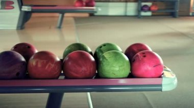 Genç kadın bir bowling club yavaş hareket topu atıyor