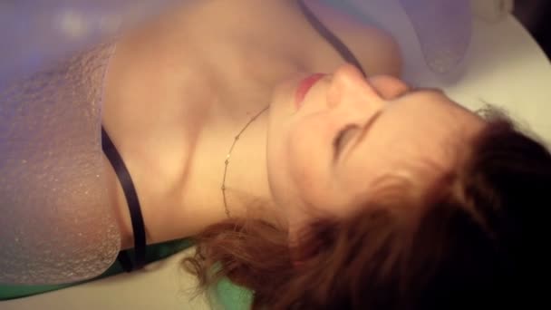 Jovem mulher bonita tomando tratamentos na cápsula spa siow mo — Vídeo de Stock