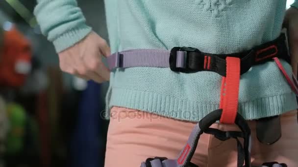 Девушка альпинистка выбирает оборудование в магазине 4k — стоковое видео