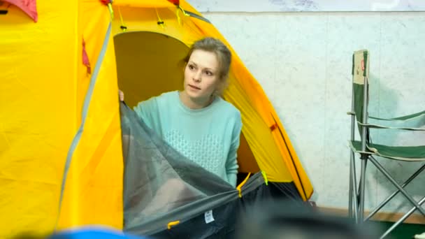 Young girl in a specialty store for the tourism picks tent 4k — Stock Video