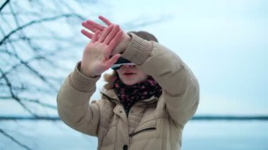 kadın sokakta bir sanal gerçeklik gözlük kullanır