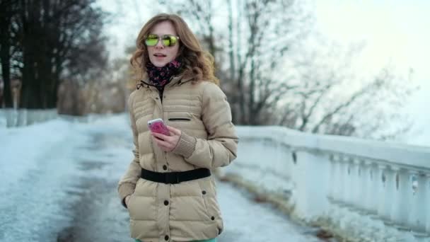 Ragazza felice nel parco soleggiato sorridente, seducente, ridente. occhiali — Video Stock