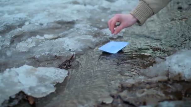 La main de l'homme lance un bateau en papier. bateau en papier — Video