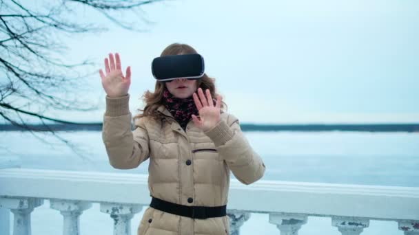 Vrouw maakt gebruik van een virtual reality-bril op straat — Stockvideo